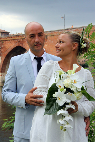 Photographe mariage Albi - Les mariés devant le pont